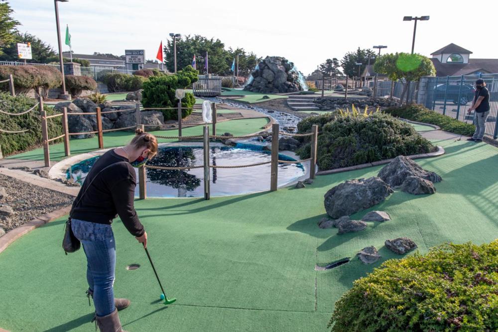 Emerald Dolphin Inn & Mini Golf Fort Bragg Extérieur photo