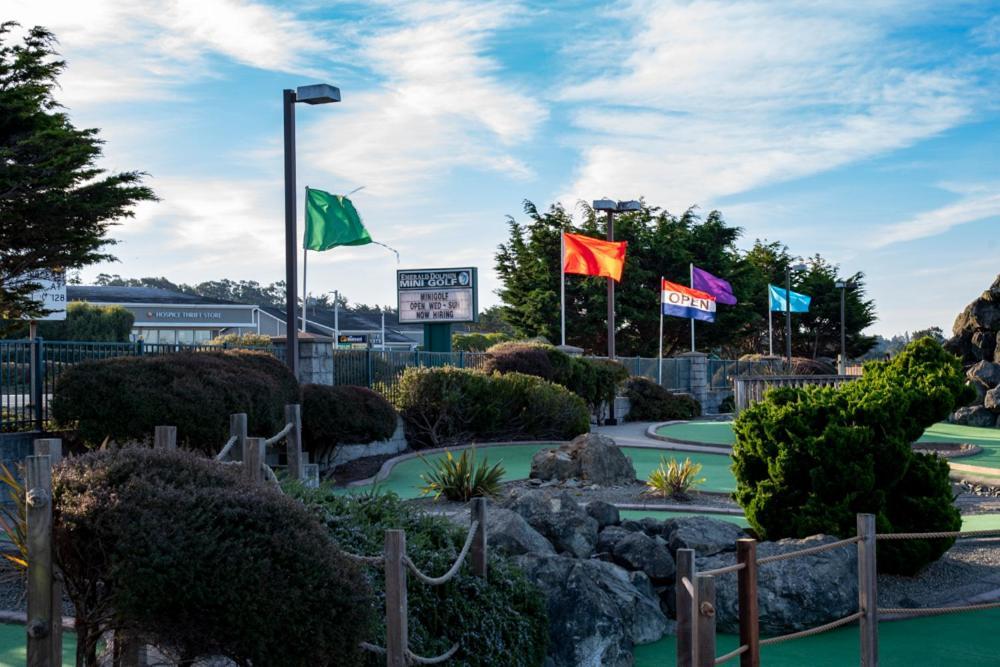 Emerald Dolphin Inn & Mini Golf Fort Bragg Extérieur photo