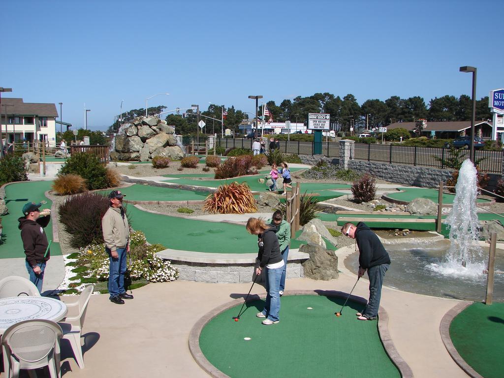 Emerald Dolphin Inn & Mini Golf Fort Bragg Extérieur photo