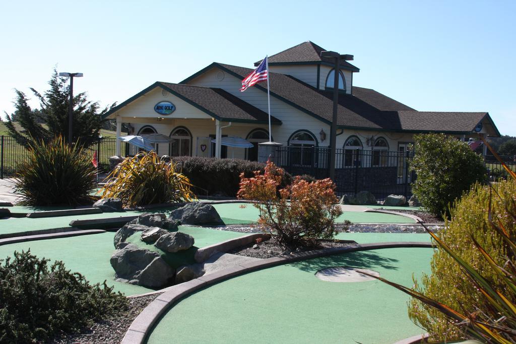 Emerald Dolphin Inn & Mini Golf Fort Bragg Extérieur photo